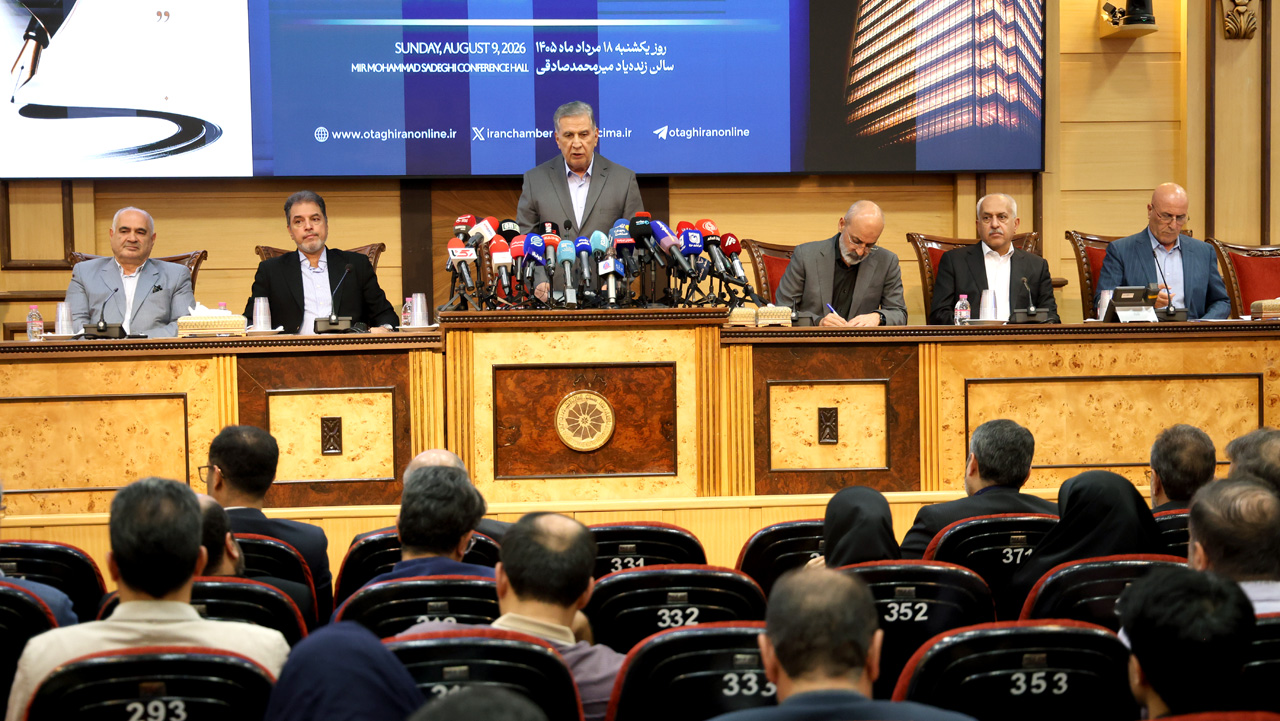 نشست اصحاب رسانه با اعضای اتاق ایران به مناسبت روز خبرنگار