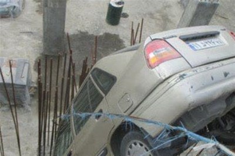 سقوط خودرو به گودال 7 متری در فردیس/ 2 نفر مصدوم شدند