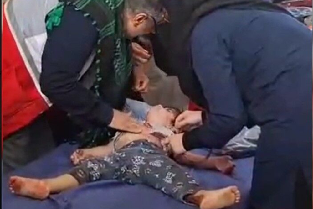 نجات کودک عراقی از مرگ توسط تیم پزشکی هلال احمر در کربلا