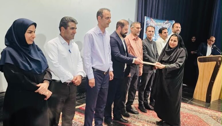 لیلا حسینی، مدیر نمونه شهرستان جم شد