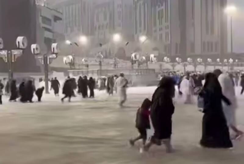 آبگرفتگی مسیرهای منتهی به مسجدالحرام؛ دسترسی زائران محدود شد