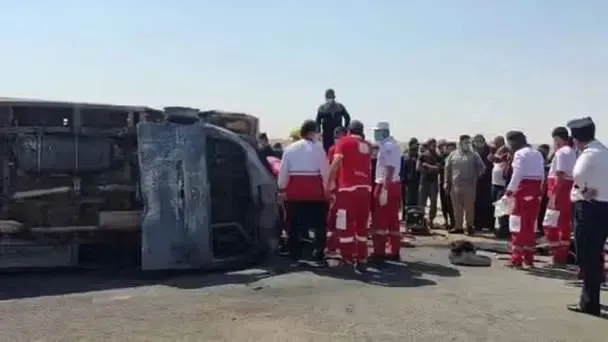 ۷ مصدوم بر اثر تصادف خودروی حامل زائران ایرانی با گاردریل در محور