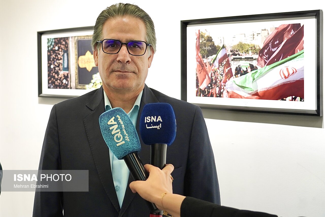 بازدید معاون استاندار خراسان رضوی از نمایشگاه عکس «روایت وداع»