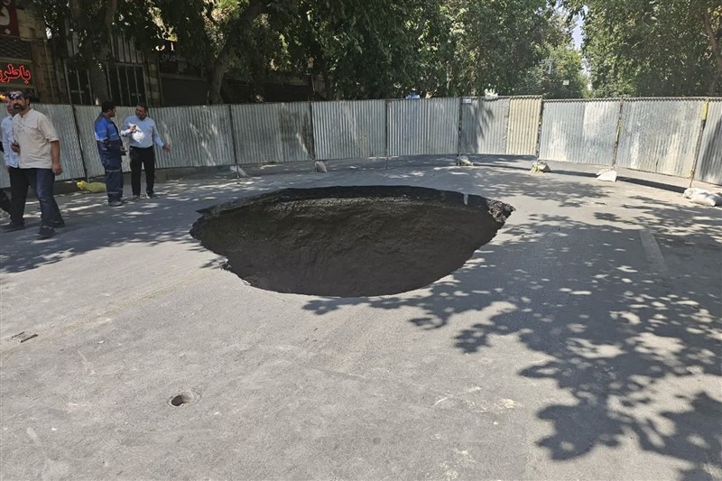 حفره ۵ متری در قلب خیابان نشاط اصفهان؛ احتمال تأثیر حفاری مترو