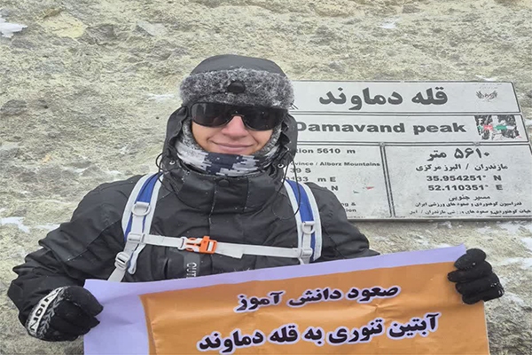 آبتین تنوری دانشآموز شیرازی به قله دماوند صعود کرد