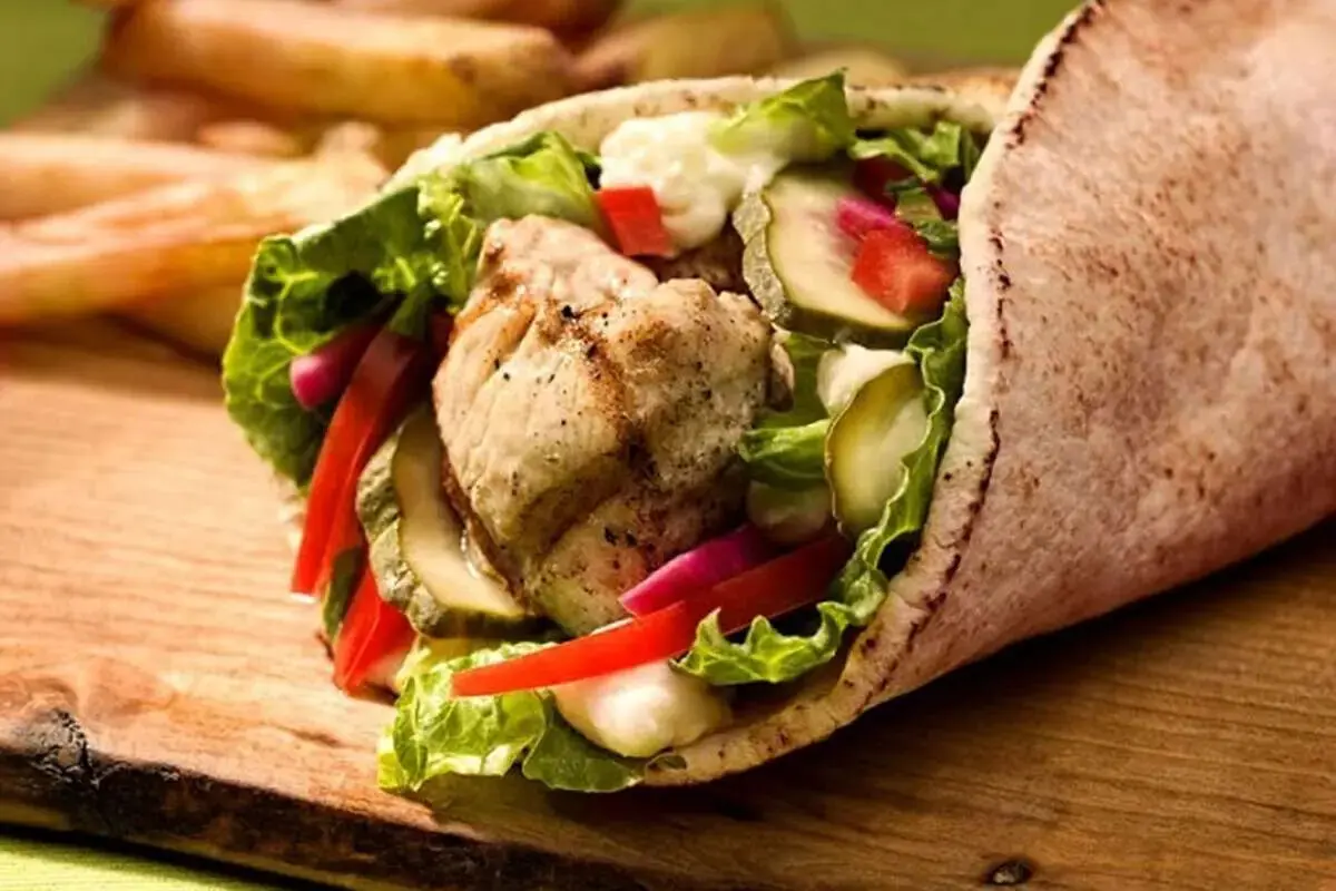 ترکیب نان پیتا و مرغ گریلی؛ روشی ساده برای یک ساندویچ کمکالری
