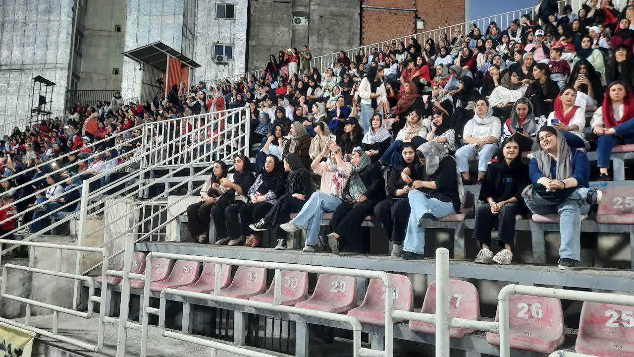 بازگشت بانوان به سکوهای ورزشگاه وطنی قائمشهر