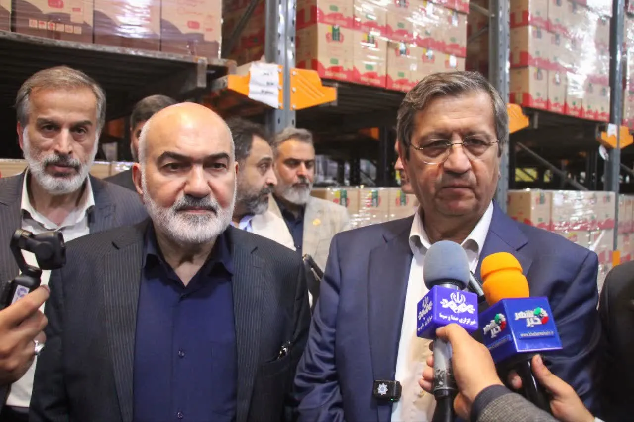 همتی: ذخایر ارزی برای نیاز بازار کافی است / تلاطم در بازار ارز پذیرفته نیست