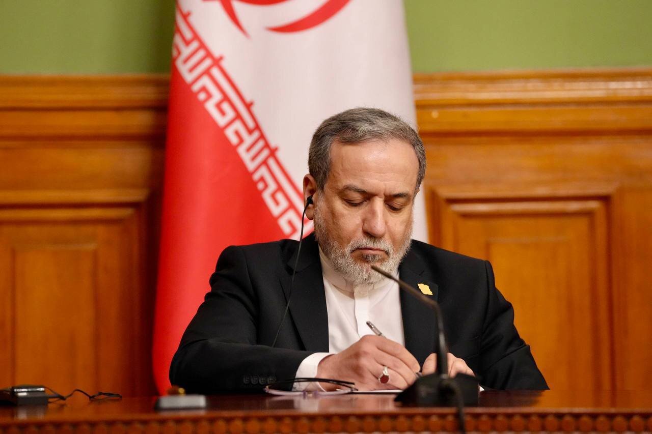 عراقچی: هرگز از خون رهبرمان نمیگذریم