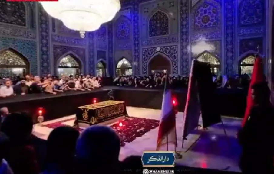 نمایی از حضور زائران در رواق دارالذکر حرم رضوی