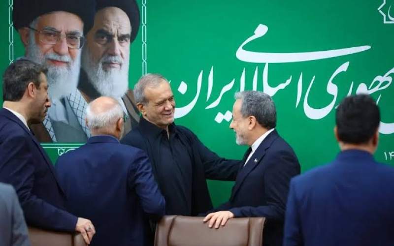 واکنشی که عباس عراقچی در حضور پزشکیان نشان داد، چه داستانی دارد؟