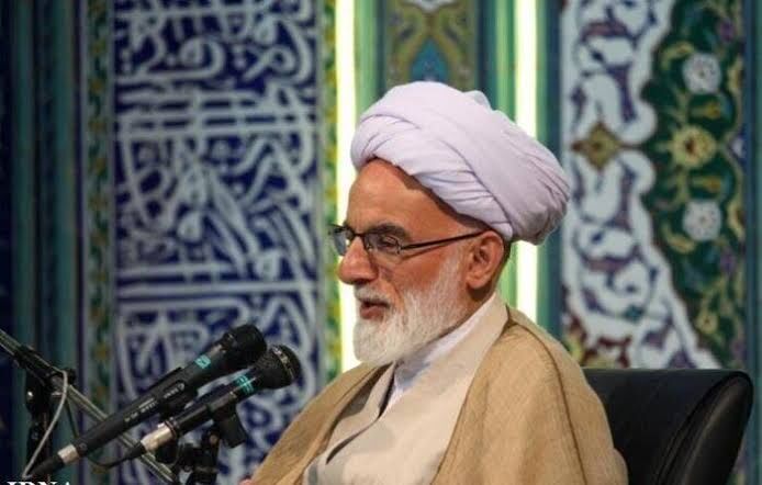 نماز؛ محوریت معرفتی و سیاسی در سیره امام شهید خامنهای