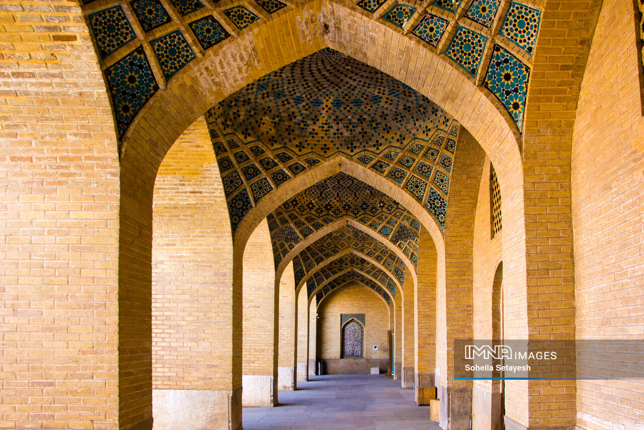 مسجد نصیرالملک: نماد نورپردازی ایرانی