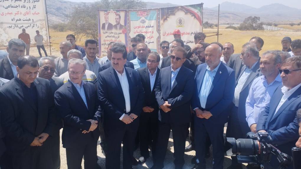 کلنگزنی فاز دوم نیروگاه خورشیدی فیروزآباد؛ تمرکز بر انرژیهای سبز و حمایت از تولید