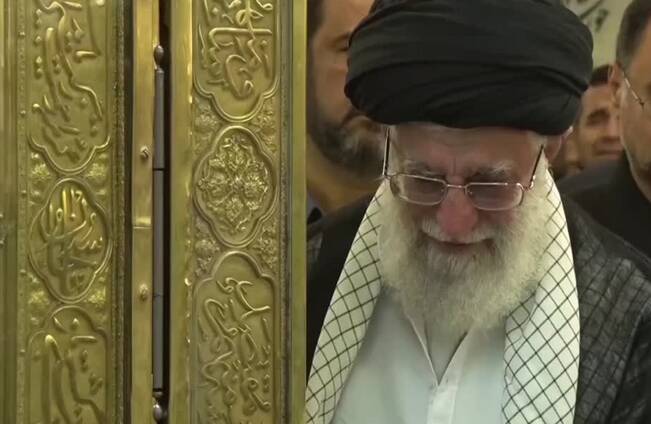 حضور رهبر شهید در مراسم غبارروبی حرم رضوی