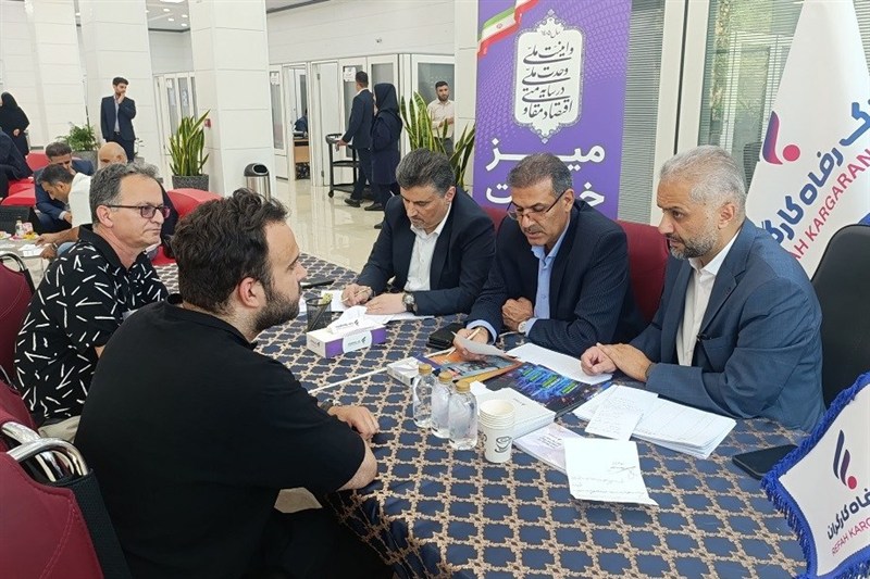 برگزاری میز ارتباطات مردمی بانک رفاه کارگران در هفته دولت
