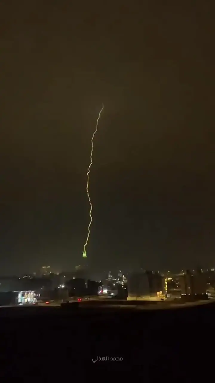 برق آسمانی بر فراز مکه؛ لحظه برخورد صاعقه با برج ساعت