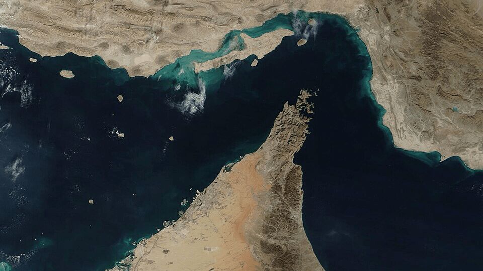 توقیف و مصادره شناورهای متخلف در تنگه هرمز
