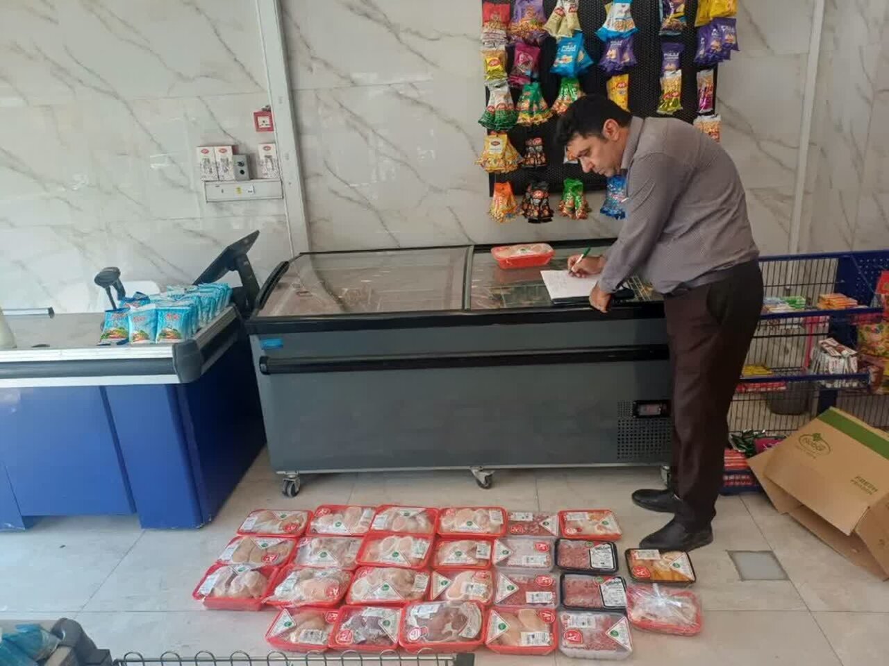 ضبط 62 کیلوگرم گوشت و مرغ تاریخگذشته در ساوه