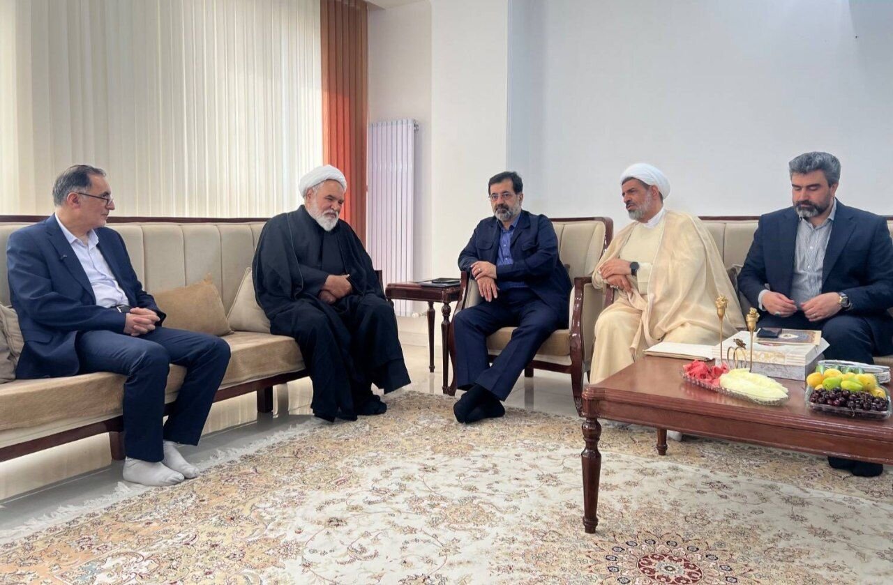 رئیس بنیاد شهید و امور ایثارگران با خانوادههای شهید در قم دیدار کرد