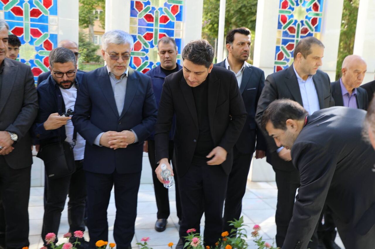 غبارروبی مزار شهدای گمنام سنندج