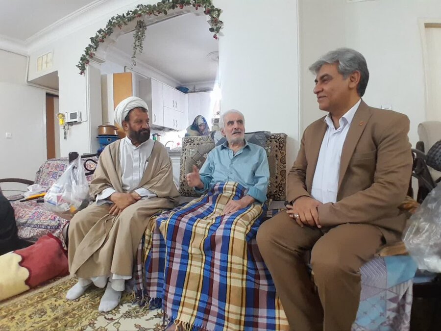 دیدار مدیرکل بهزیستی قم با پیشکسوت مددکاری معلولین