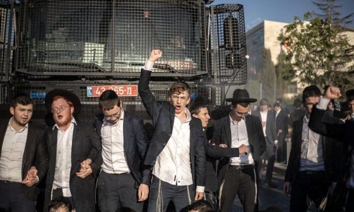 اعتراض حریدی‌ها به سربازی اجباری؛ فشار بر خانه فرمانده پلیس و بن‌بست سیاسی نتانیاهو