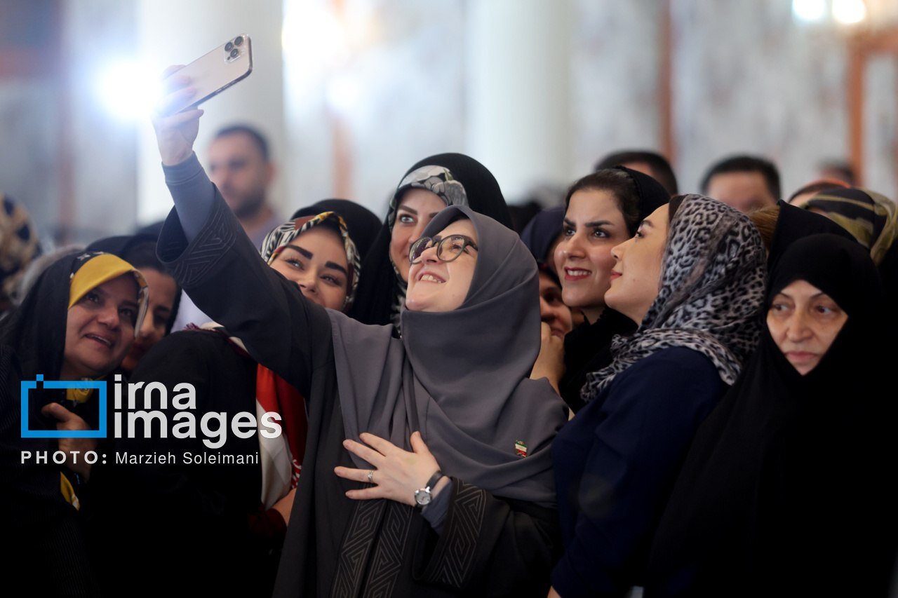 سلفی همسر عراقچی با دختران پزشکیان و مهاجرانی در نمایشگاه خیریه