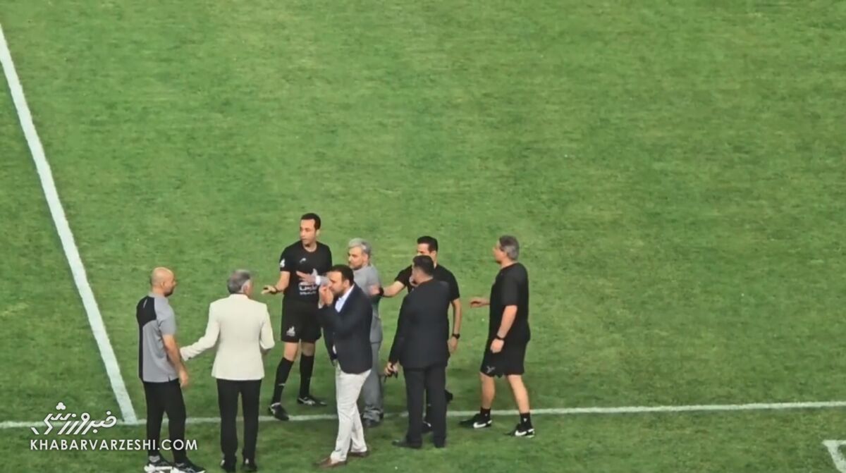 جنجال لیزر در دربی؛ اعتراض کادر فنی پرسپولیس به تماشاگران استقلال