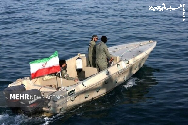 نجات دو سرنشین قایق در حال غرق شدن توسط مرزبانان میناب