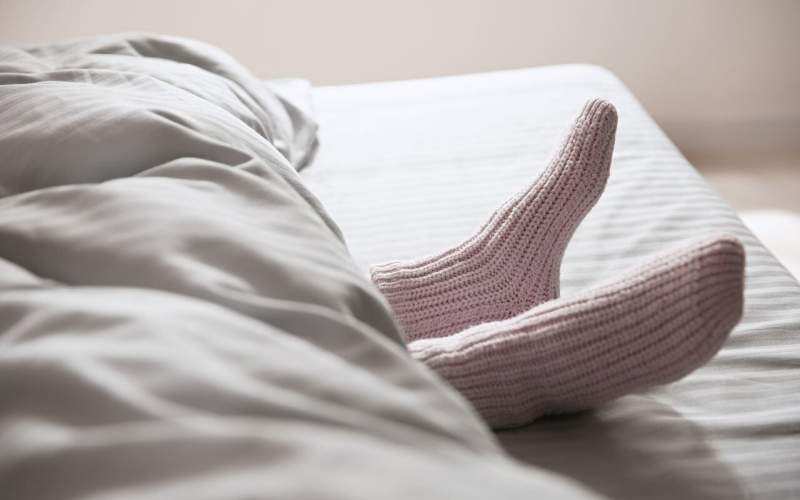 چرا جوراب هنگام خواب مفید است؟