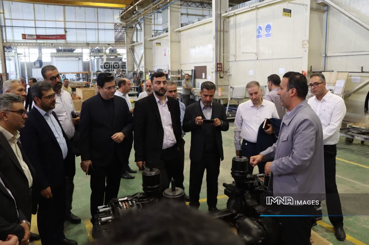 معاونان حمل‌ونقل کلان‌شهرهای کشور از خط تولید اتوبوس‌های اسنا در تبریز بازدید کردند