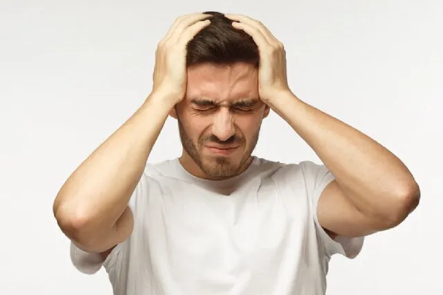 راهکارهای طب سنتی برای مدیریت سردرد؛ چه زمانی باید به پزشک مراجعه کرد؟