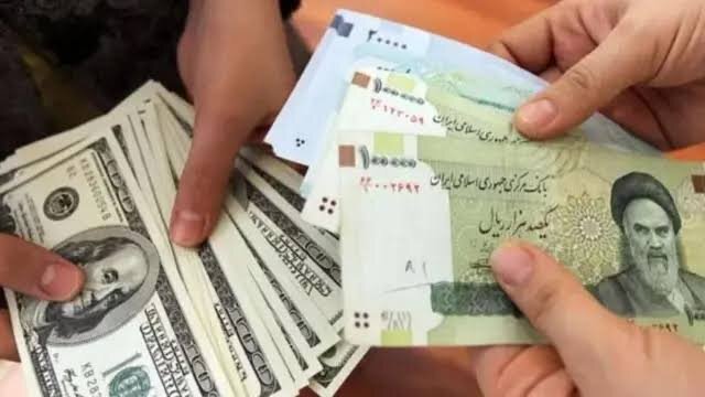 تضاد ارقام رسمی و واقعیت بازار؛ چه کسی قیمت دلار را به ۲۲۰ هزار تومان رساند؟