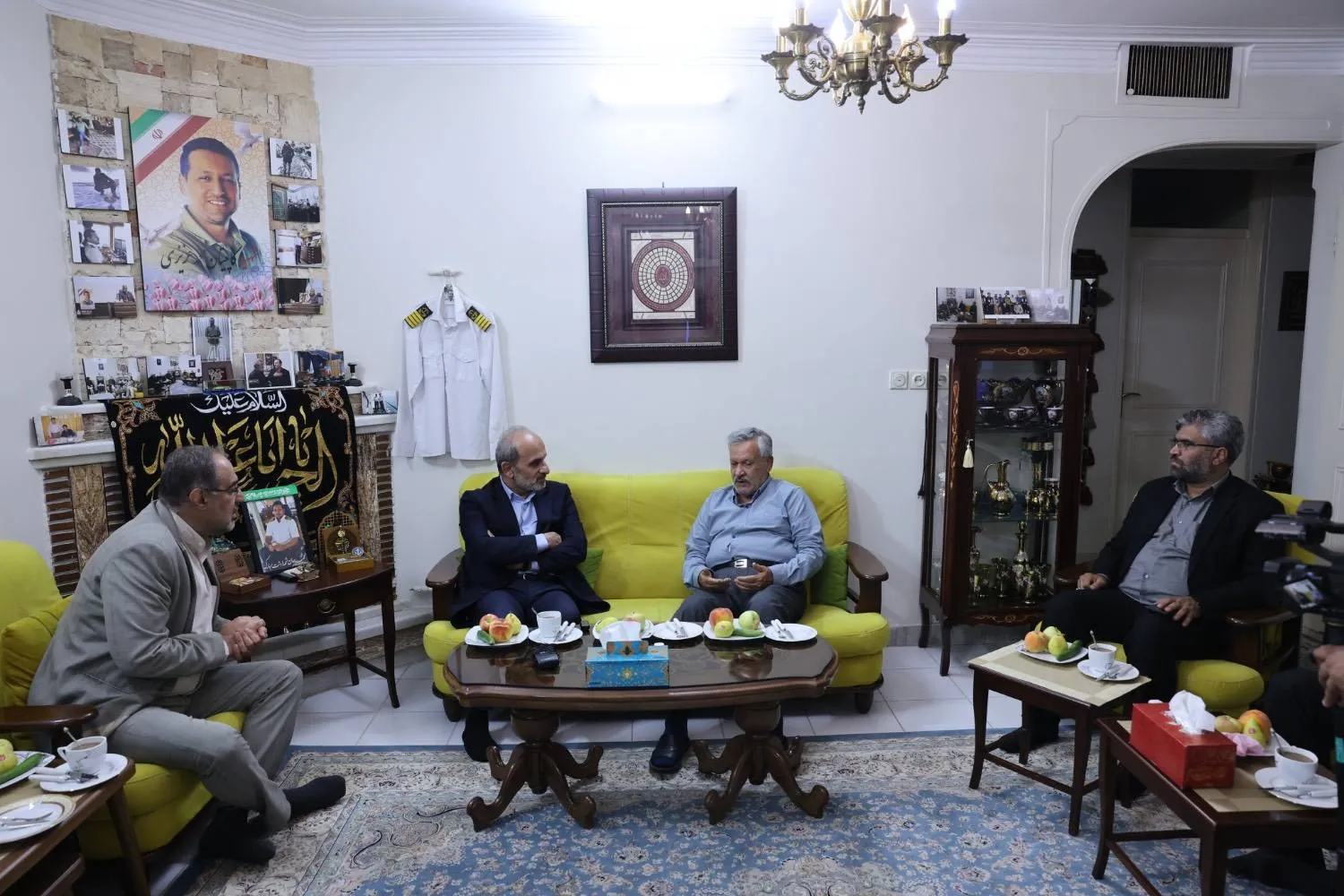 دیدار رئیس رسانه ملی با خانواده شهید کاپیتان محمد عزیزی