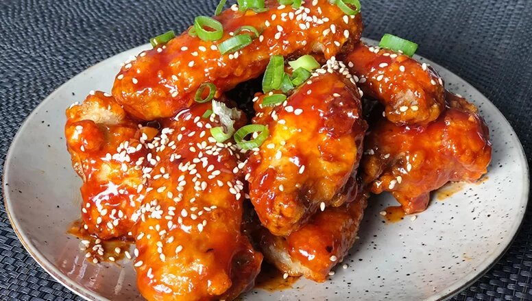 ترند جدید دنیای فست‌فود؛ طرز تهیه چیکن سوخاری با سس هات هانی
