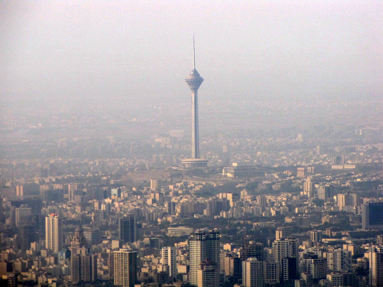 آلودگی هوای تهران؛ منطقه ۱۵ در وضعیت قرمز و برخی شهرستانها ناسالم شدند