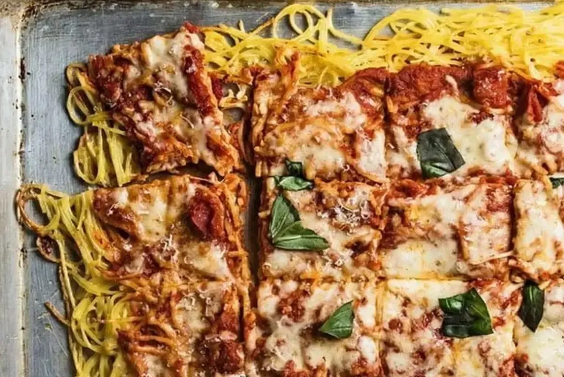 ترکیبی از دو غذای محبوب؛ طرز تهیه پیتزا ماکارانی در منزل