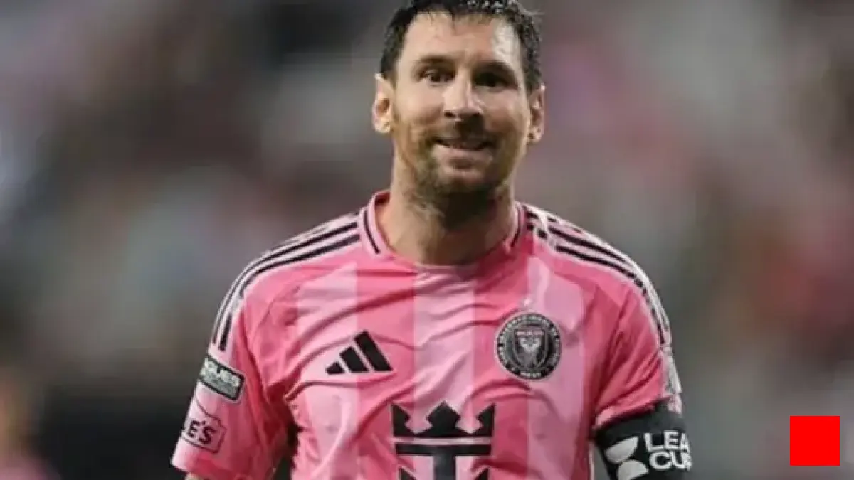 مسی پس از سفر کوتاه به آرژانتین وارد زمین شد